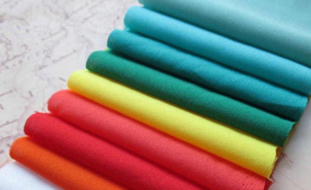 Cotton là loại sợi tự nhiên phổ biến nhất trong ngành may mặc. Được làm từ cây bông, cotton có thành phần chính là cellulose, mang lại cảm giác mềm mại và thoáng khí cho người mặc. 